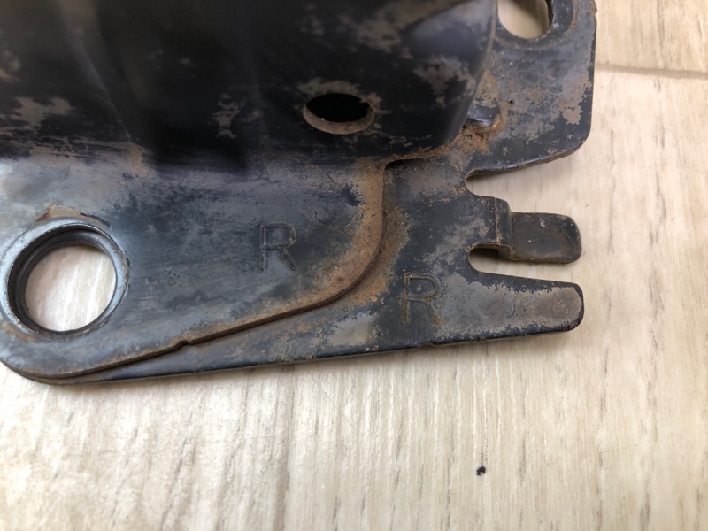 Кронштейн усилителя заднего бампера правый ROGUE 08-15 2010 2.5 QR25DE