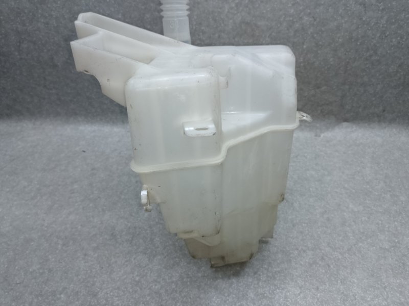 Бачок омывателя RAV4 05-12