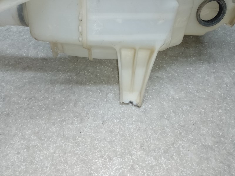 Бачок омывателя RAV4 05-12