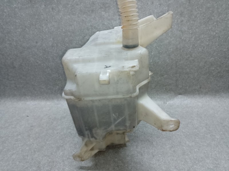 Бачок омывателя TOYOTA RAV4 05-12