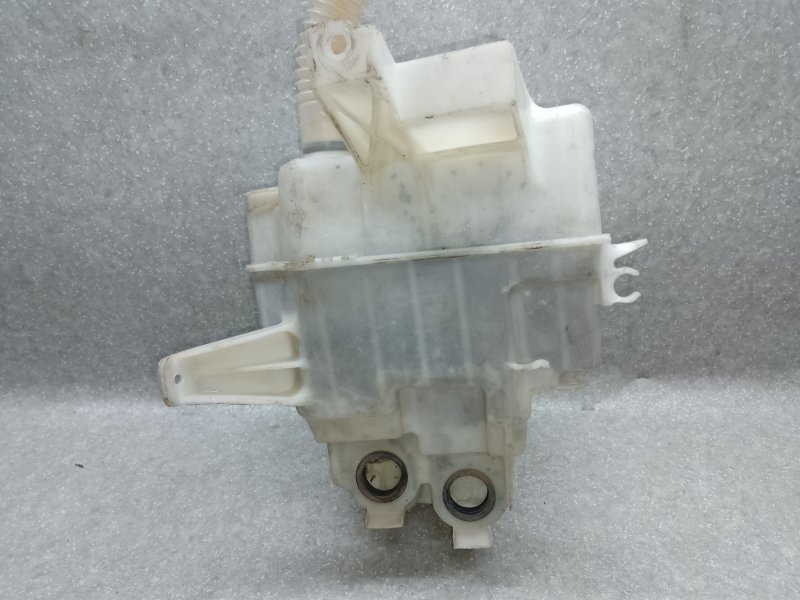 Бачок омывателя RAV4 05-12