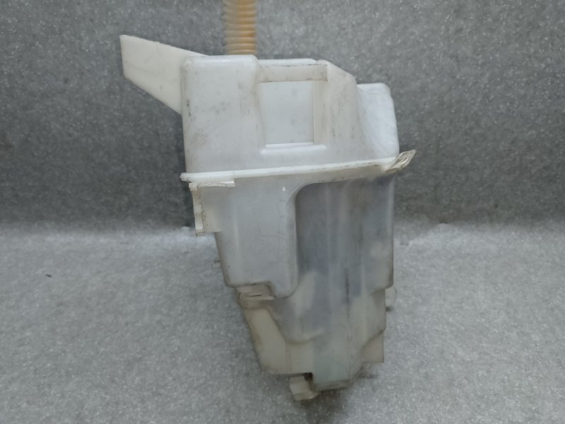 Бачок омывателя RAV4 05-12