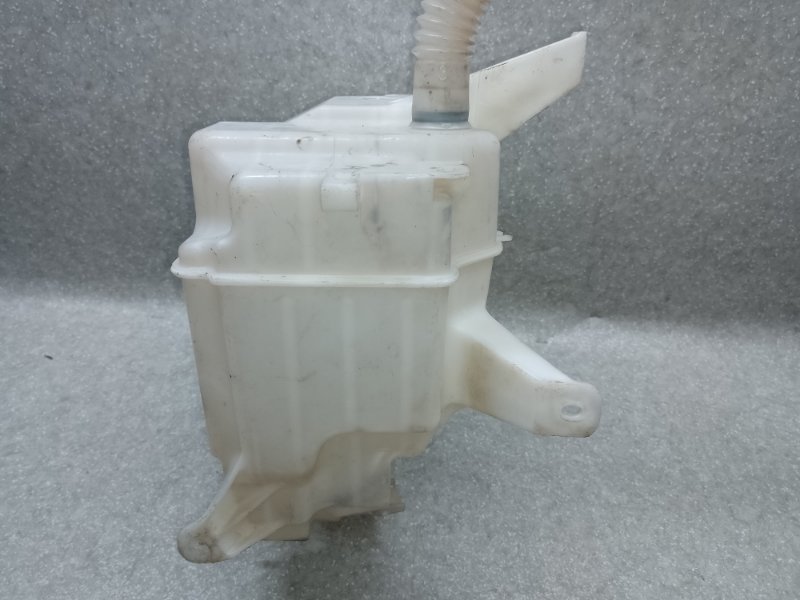 Бачок омывателя RAV4 05-12