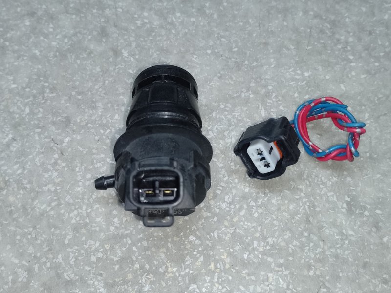 Насос омывателя стекла задний RAV4 05-12