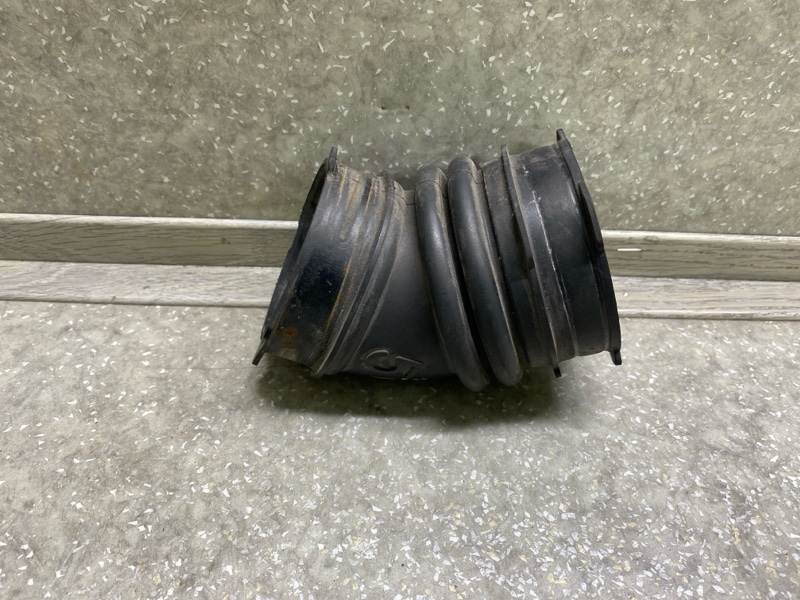 Патрубок воздушного фильтра TOYOTA PRIUS - 30 09-17 2011 XW30 1.8 2ZRFXE 17882-37040 Б/У