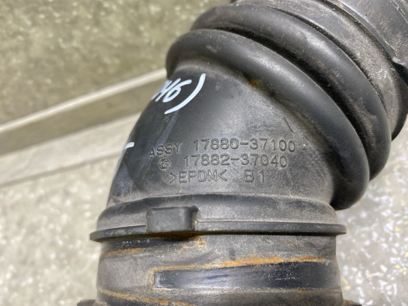 Патрубок воздушного фильтра TOYOTA PRIUS - 30 09-17 XW30 1.8 2ZRFXE