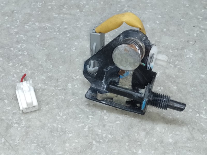 Привод открывания лючка бензобака TOYOTA CAMRY 40 06-11 2009 2.4 2AZFXE 77037-33020 Б/У