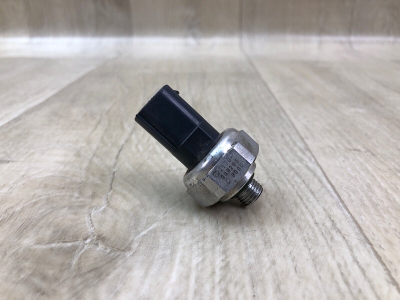 Датчик давления кондиционера MERCEDES C-CLASS W205 16-21 2017 M274920 2.0L A 211 000 02 83 Б/У