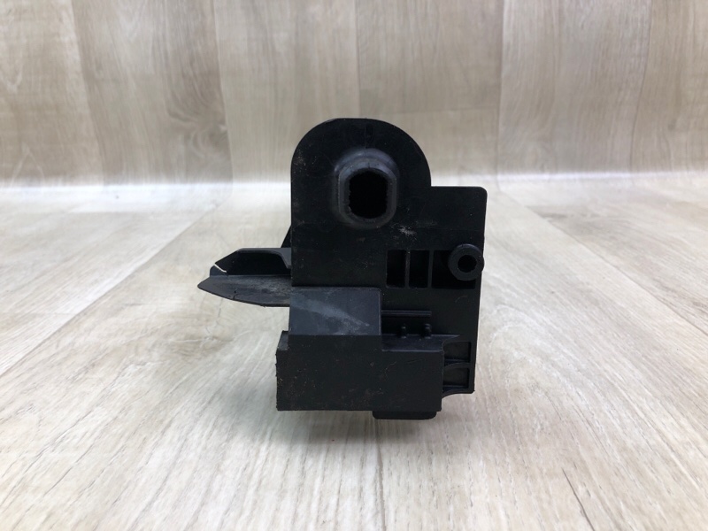 Крепление радиатора левое C-CLASS W205 16-21 2017 M274920 2.0L