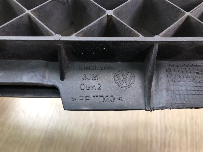 Кронштейн решетки радиатора JETTA USA 10-17 JETTA USA 10-17