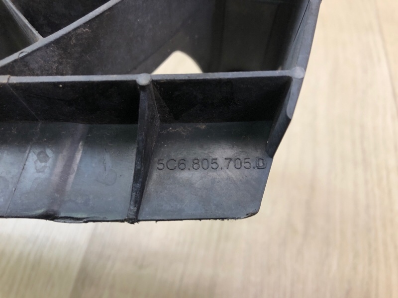 Кронштейн решетки радиатора JETTA USA 10-17 JETTA USA 10-17