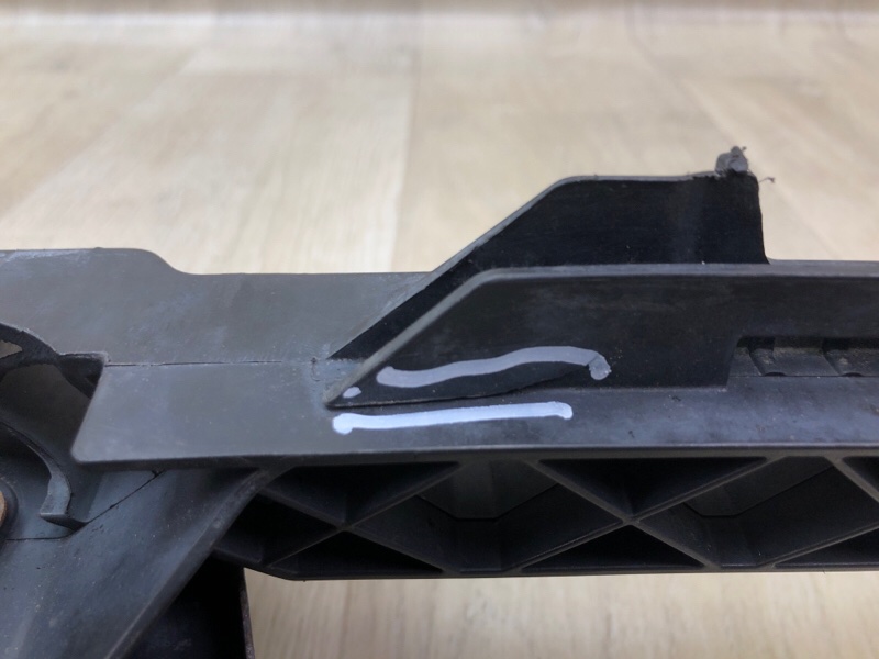 Кронштейн решетки радиатора JETTA USA 10-17 JETTA USA 10-17