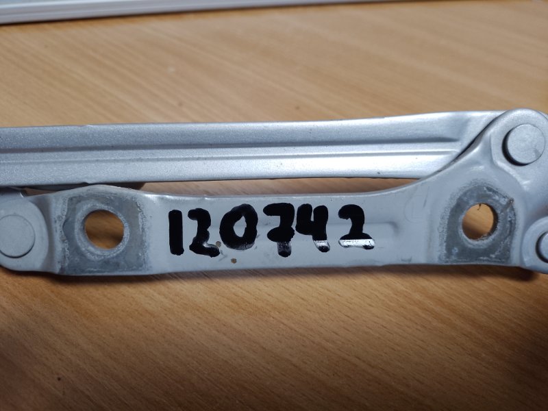 Петля крышки багажника левая GS350 GS300 05-11