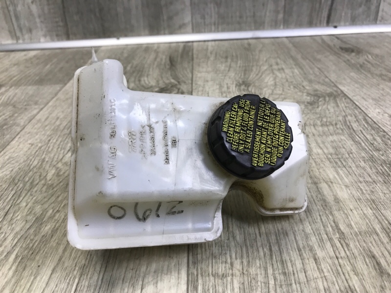 Бачок главного тормозного цилиндра VOLKSWAGEN TIGUAN 16-23 2018 DGUA 2.0 5Q1 611 301 C Б/У