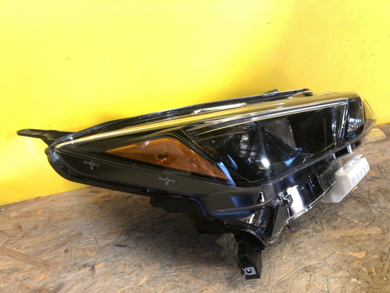 Фара правая LEAF 18-