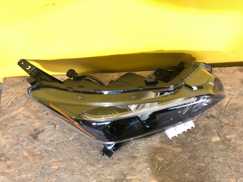 Фара правая LEAF 18-