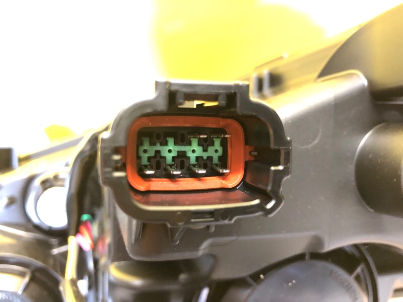 Фара правая LEAF 18-