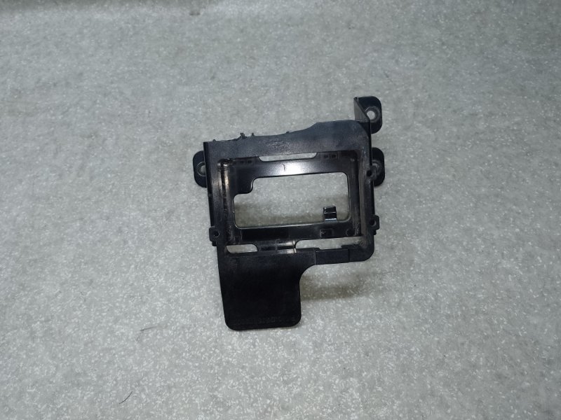 Кронштейн датчика слепых зон левый TUCSON TL 15-20 2015 G4FJ 1.6