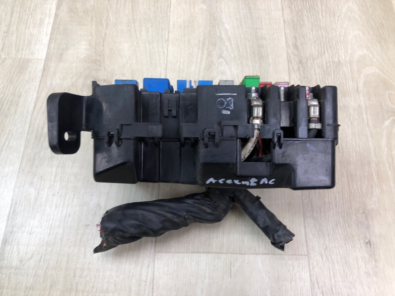Блок предохранителей моторный отсек HYUNDAI ACCENT MC 06-10 Блок предохранителей моторный отсек HYUNDAI ACCENT MC 06-10