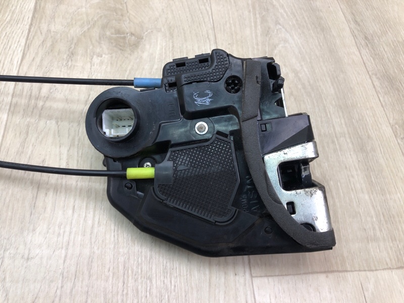 Замок двери задний левый VENZA 09-16 2013 3.5 2GR-FE