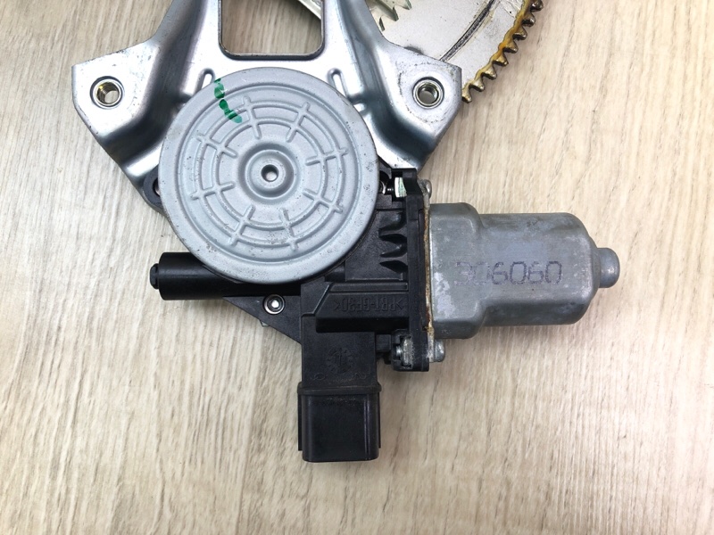 Стеклоподъемник задний левый MITSUBISHI OUTLANDER GF 12- 2.4 4J12 Стеклоподъемник задний левый MITSUBISHI OUTLANDER GF 12- 2.4 4J12