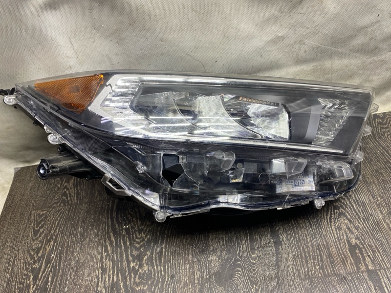 Фара передняя правая RAV4 18-