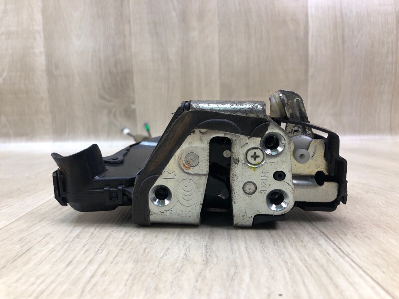 Замок двери передний правый TOYOTA VENZA 09-16 3.5 2GR-FE