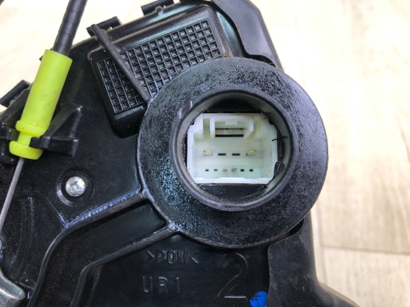 Замок двери передний правый VENZA 09-16 2013 3.5 2GR-FE