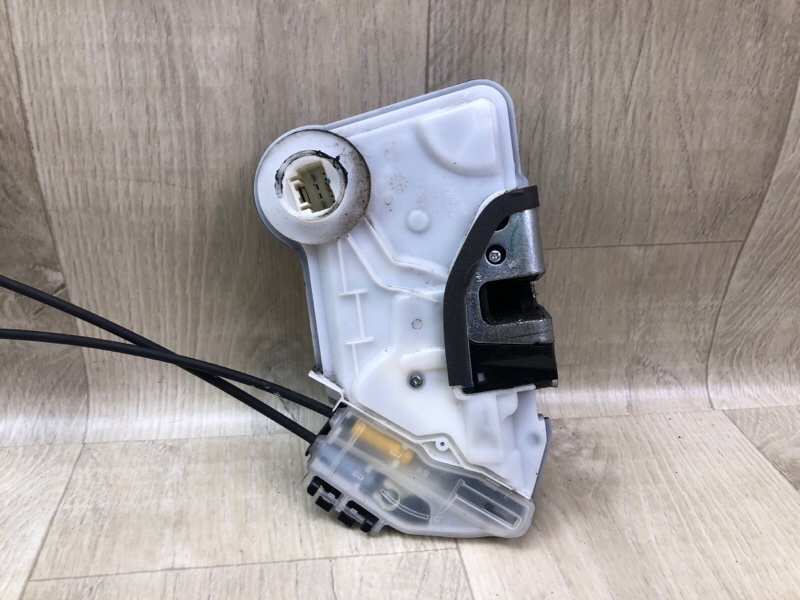 Замок двери передний правый SIENNA 11-16 2014 3.5 2GR-FE Замок двери передний правый SIENNA 11-16 2014 3.5 2GR-FE