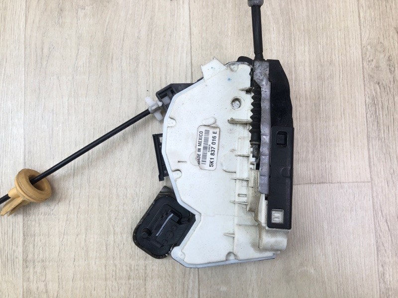 Замок двери передний правый JETTA USA 10-17