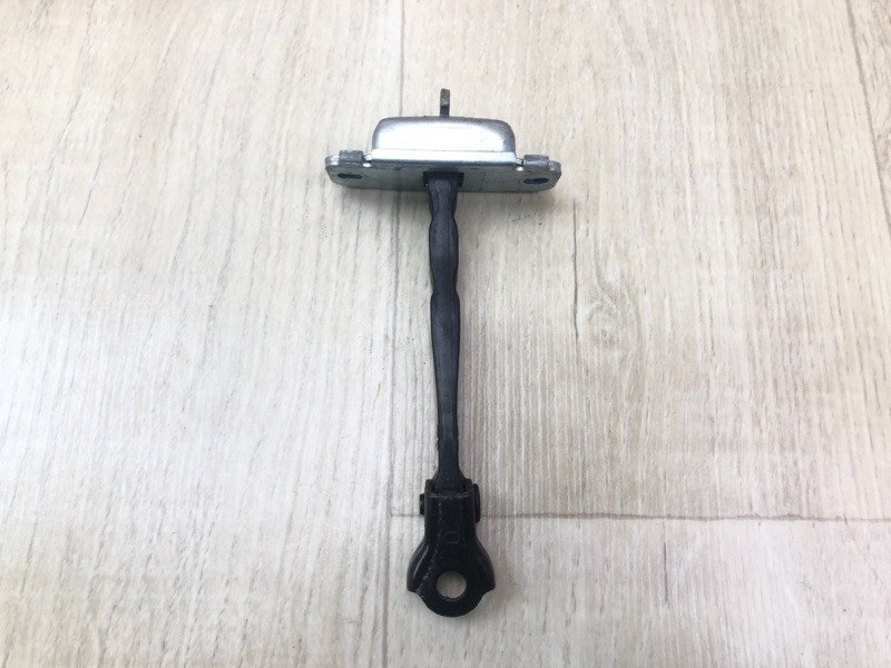 Запчасть ограничитель двери передний правый HYUNDAI VELOSTER 11-18 2012 1.6 G4FD 79390-2V000 Б/У Ограничитель двери передний правый HYUNDAI VELOSTER 11-18 2012 1.6 G4FD 79390-2V000 Б/У