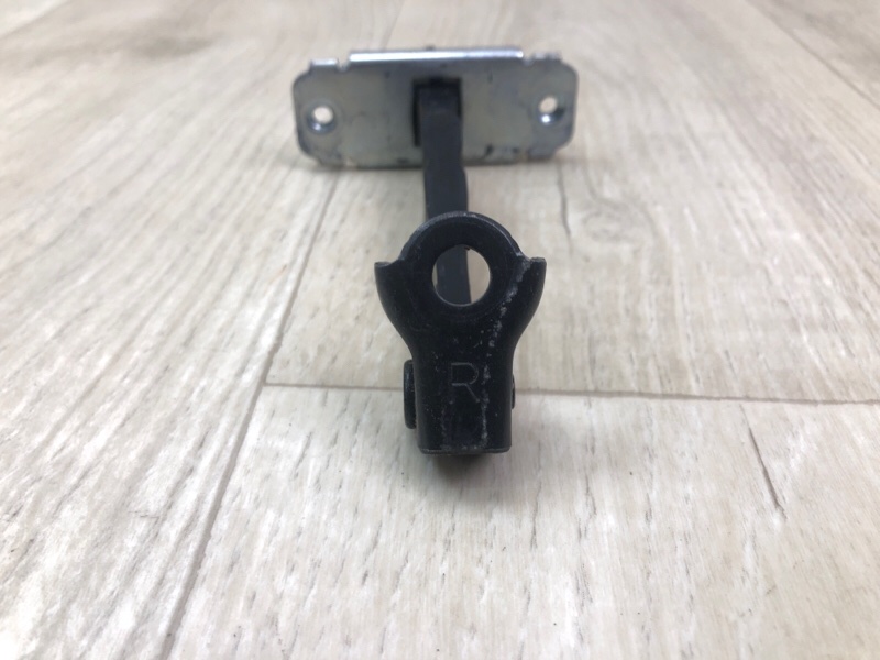 Ограничитель двери передний правый VELOSTER 11-18 2012 1.6 G4FD Ограничитель двери передний правый VELOSTER 11-18 2012 1.6 G4FD