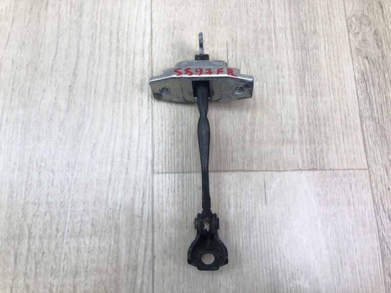 Запчасть ограничитель двери передний правый TOYOTA COROLLA 150 06-13 2011 1.8 2ZRFE 68610-02160 Б/У Ограничитель двери передний правый TOYOTA COROLLA 150 06-13 2011 1.8 2ZRFE 68610-02160 Б/У