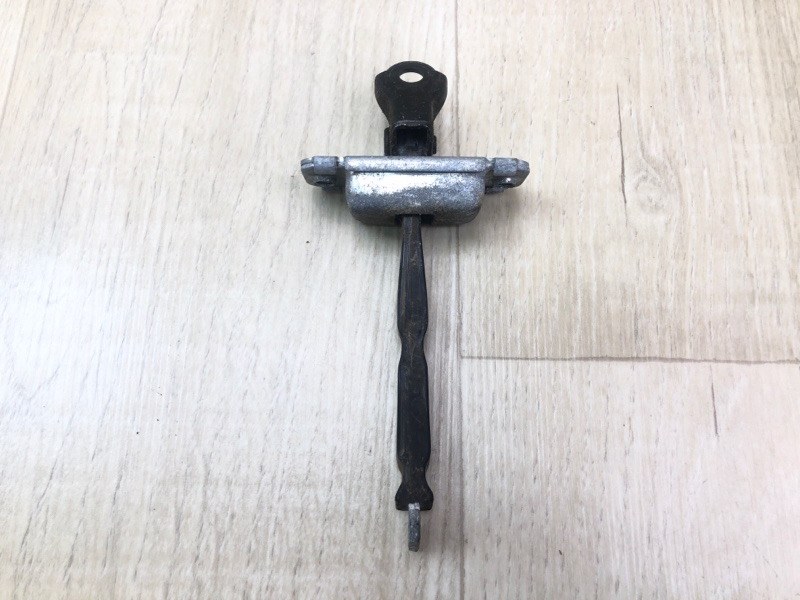 Запчасть ограничитель двери задний правый HYUNDAI ACCENT RB 10- 2013 1.6 G4FD 79490-0U000 Б/У Ограничитель двери задний правый HYUNDAI ACCENT RB 10- 2013 1.6 G4FD 79490-0U000 Б/У