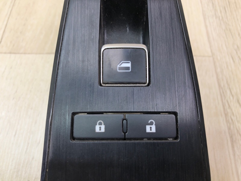 Кнопка стеклоподъемника передняя правая NISSAN X-TRAIL/ROGUE T33 20- 2.5 PR25DD