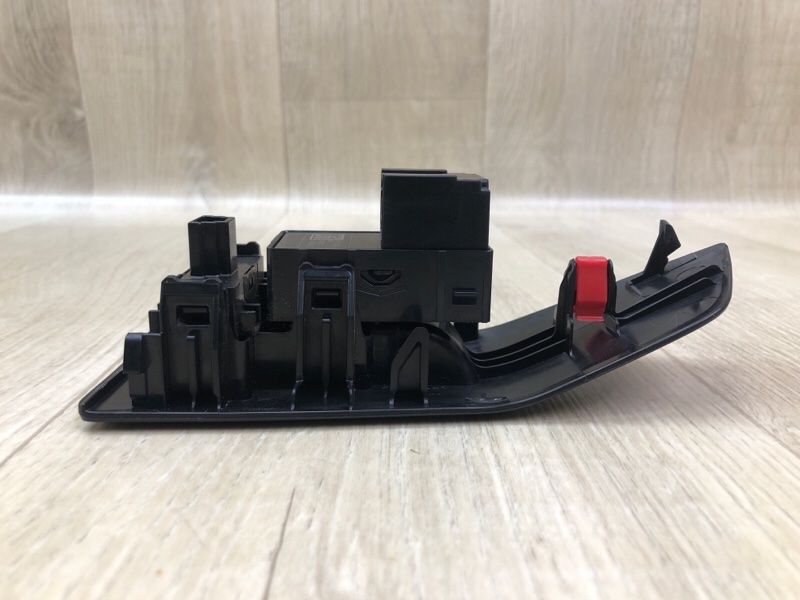 Кнопка стеклоподъемника передняя правая X-TRAIL/ROGUE T33 20- 2021 2.5 PR25DD