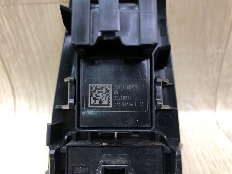 Кнопка стеклоподъемника передняя правая X-TRAIL/ROGUE T33 20- 2021 2.5 PR25DD