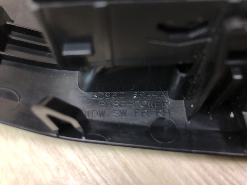 Кнопка стеклоподъемника передняя правая X-TRAIL/ROGUE T33 20- 2021 2.5 PR25DD