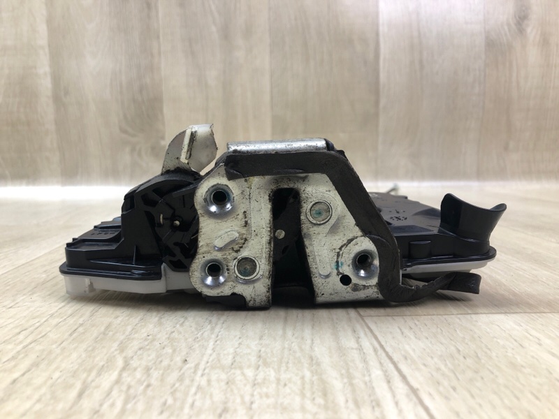 Замок двери передний левый TOYOTA SIENNA 11-16 3.5 2GR-FE Замок двери передний левый TOYOTA SIENNA 11-16 3.5 2GR-FE