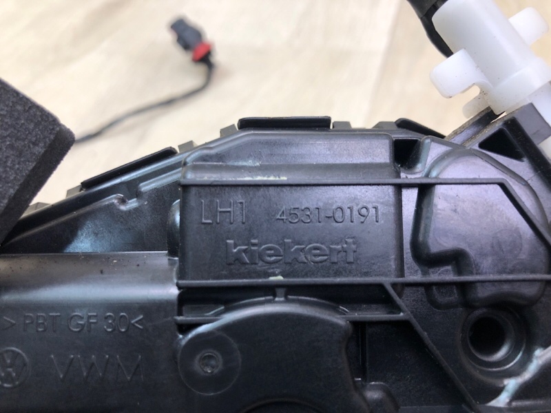 Замок двери передний левый TIGUAN 16-23 2018 DGUA 2.0