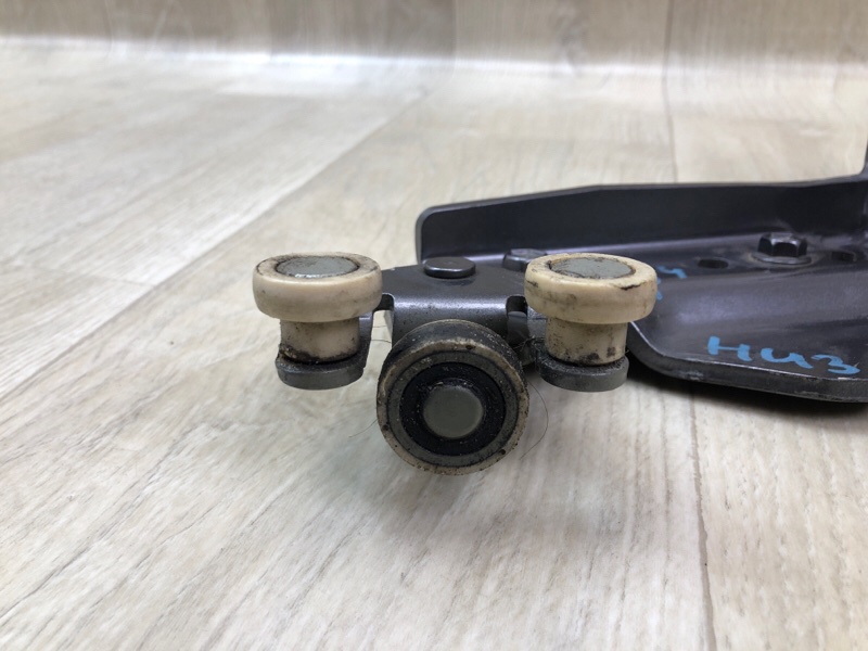 Ролик сдвижной двери нижний задний правый SIENNA 11-16 2014 3.5 2GR-FE