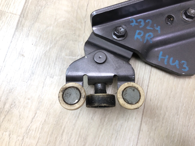 Ролик сдвижной двери нижний задний правый SIENNA 11-16 2014 3.5 2GR-FE