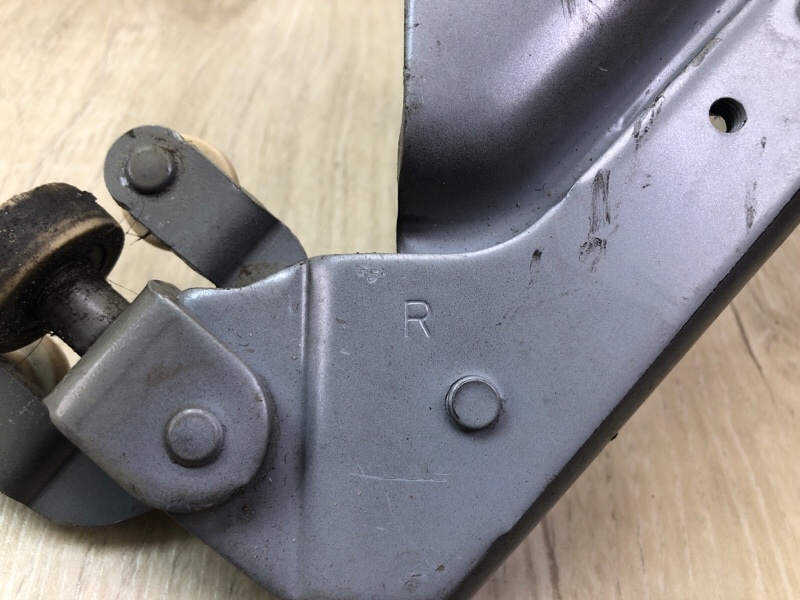 Ролик сдвижной двери нижний задний правый SIENNA 11-16 2014 3.5 2GR-FE