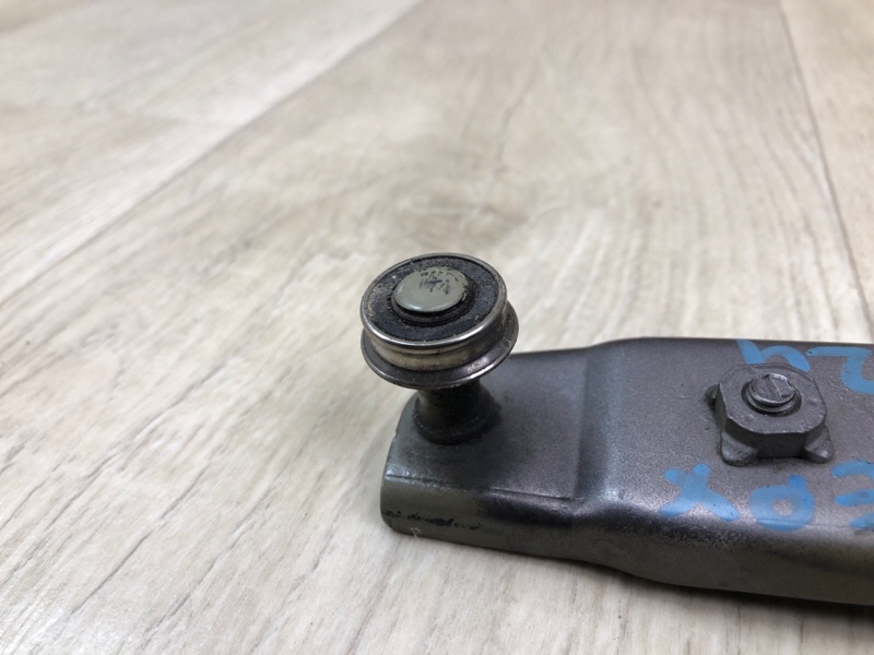 Ролик сдвижной двери верхний правый SIENNA 11-16 2014 3.5 2GR-FE Ролик сдвижной двери верхний правый SIENNA 11-16 2014 3.5 2GR-FE