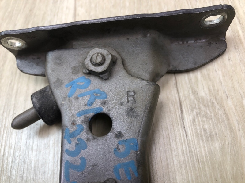 Ролик сдвижной двери верхний правый SIENNA 11-16 2014 3.5 2GR-FE Ролик сдвижной двери верхний правый SIENNA 11-16 2014 3.5 2GR-FE