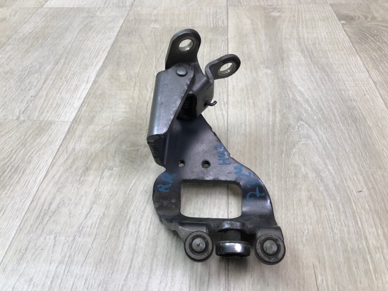 Ролик сдвижной двери нижний задний правый SIENNA 11-16 2014 3.5 2GR-FE