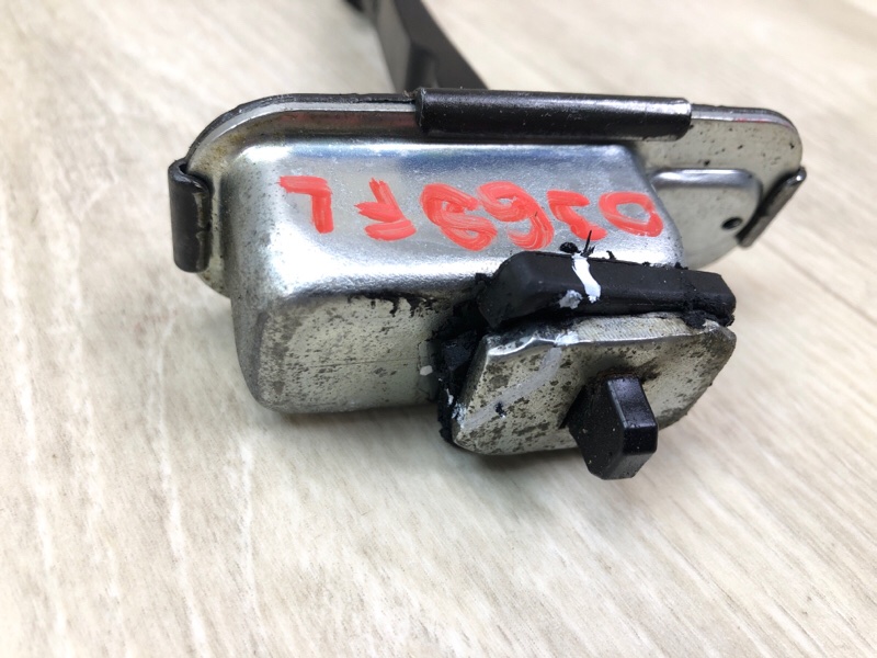 Ограничитель двери передний левый VELOSTER 11-18 2012 1.6 G4FD Ограничитель двери передний левый VELOSTER 11-18 2012 1.6 G4FD