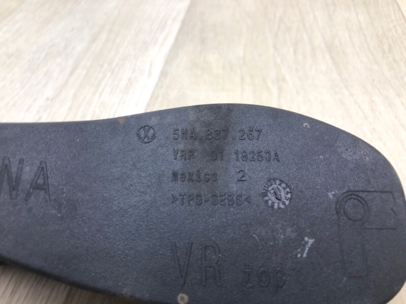 Ограничитель двери передний левый TIGUAN 16-23 2018 DGUA 2.0