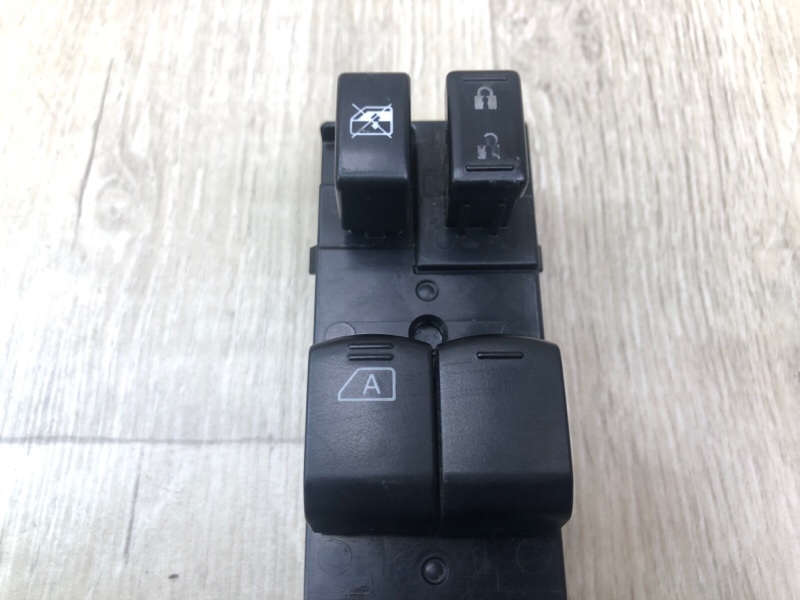 Блок управления стеклоподъемниками передний левый VERSA B17 11-19 2017 1.6 HR16DE