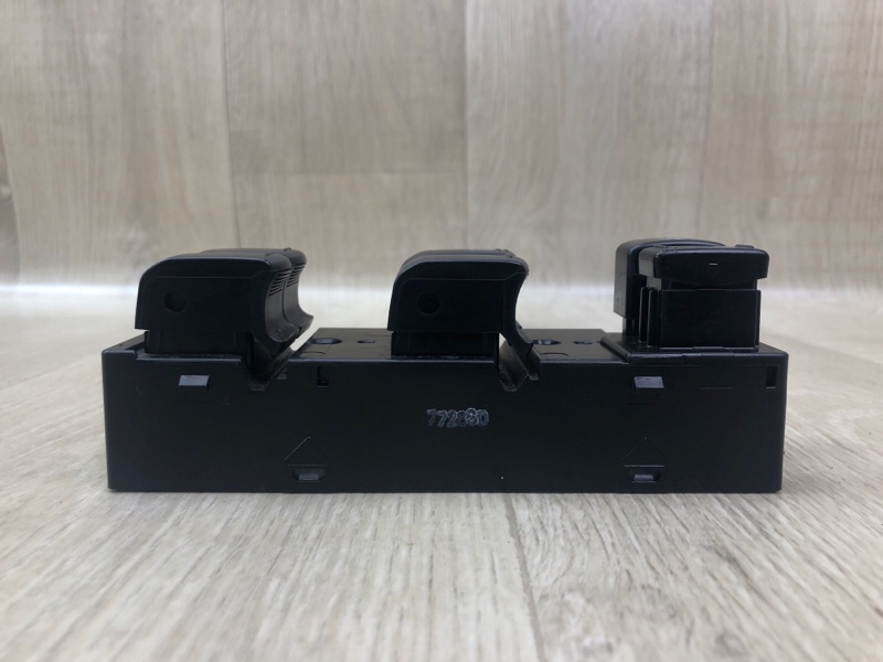 Блок управления стеклоподъемниками передний левый VERSA B17 11-19 2017 1.6 HR16DE